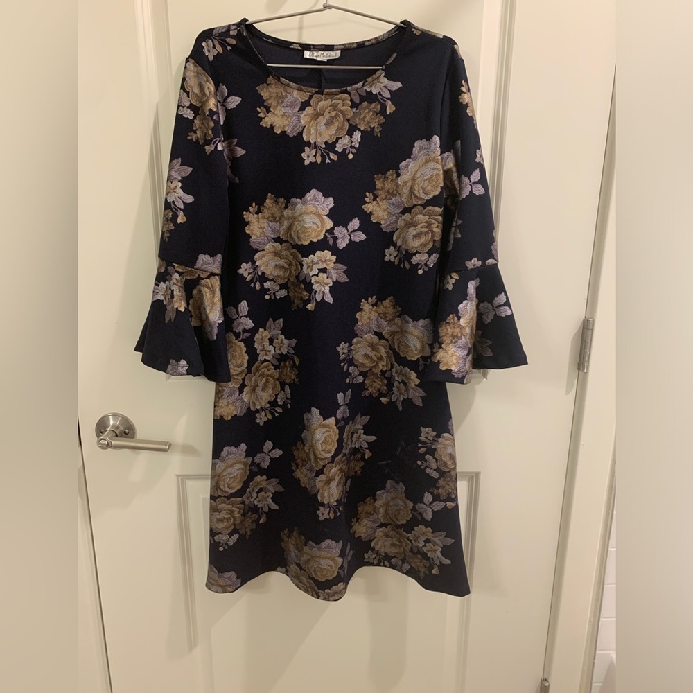 Women’s Navy and gold floral dress with flare sleeves size 6  #floraldress